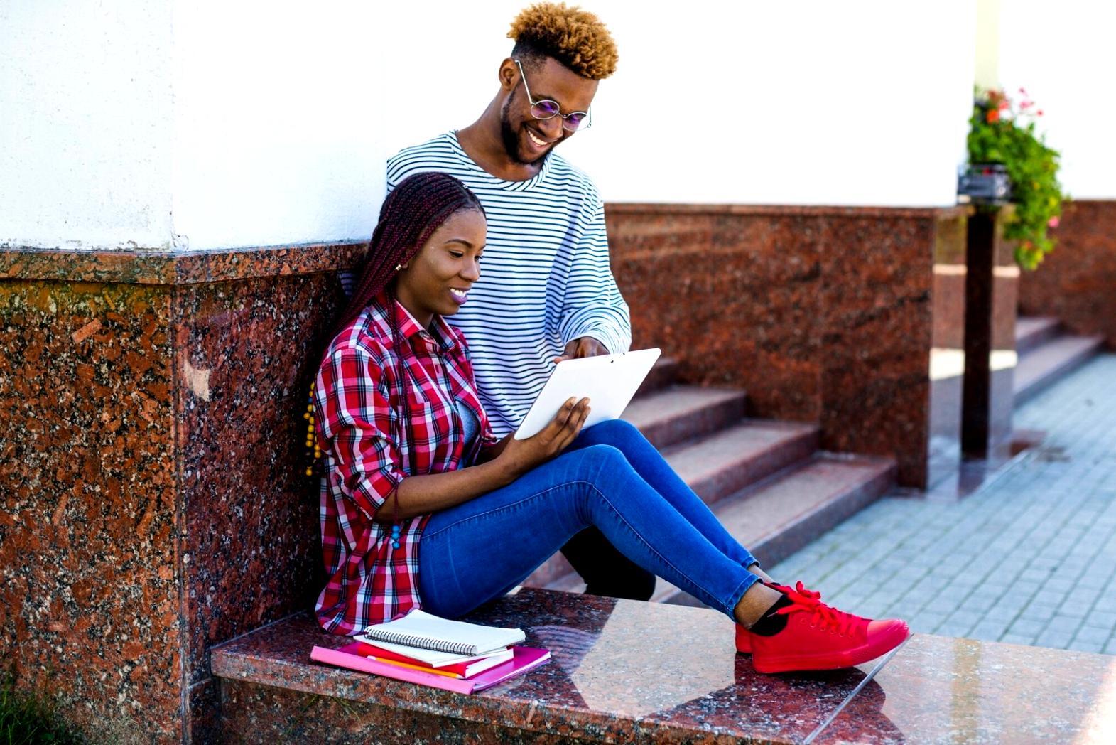 Espace de travail avec ordinateur portable pour formations en ligne